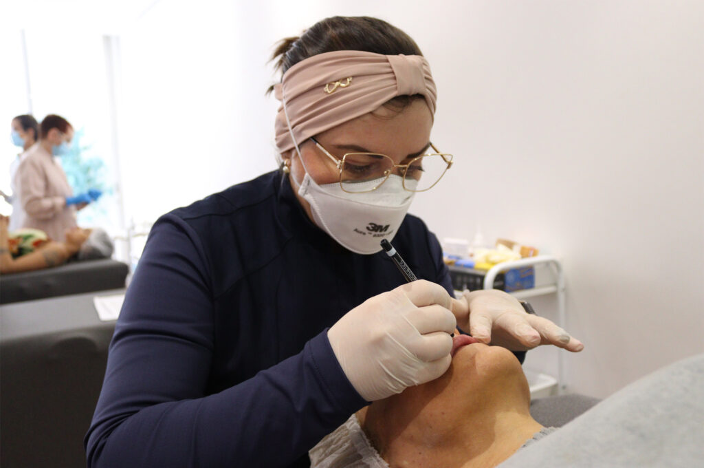 esteticista mexendo no rosto da paciente